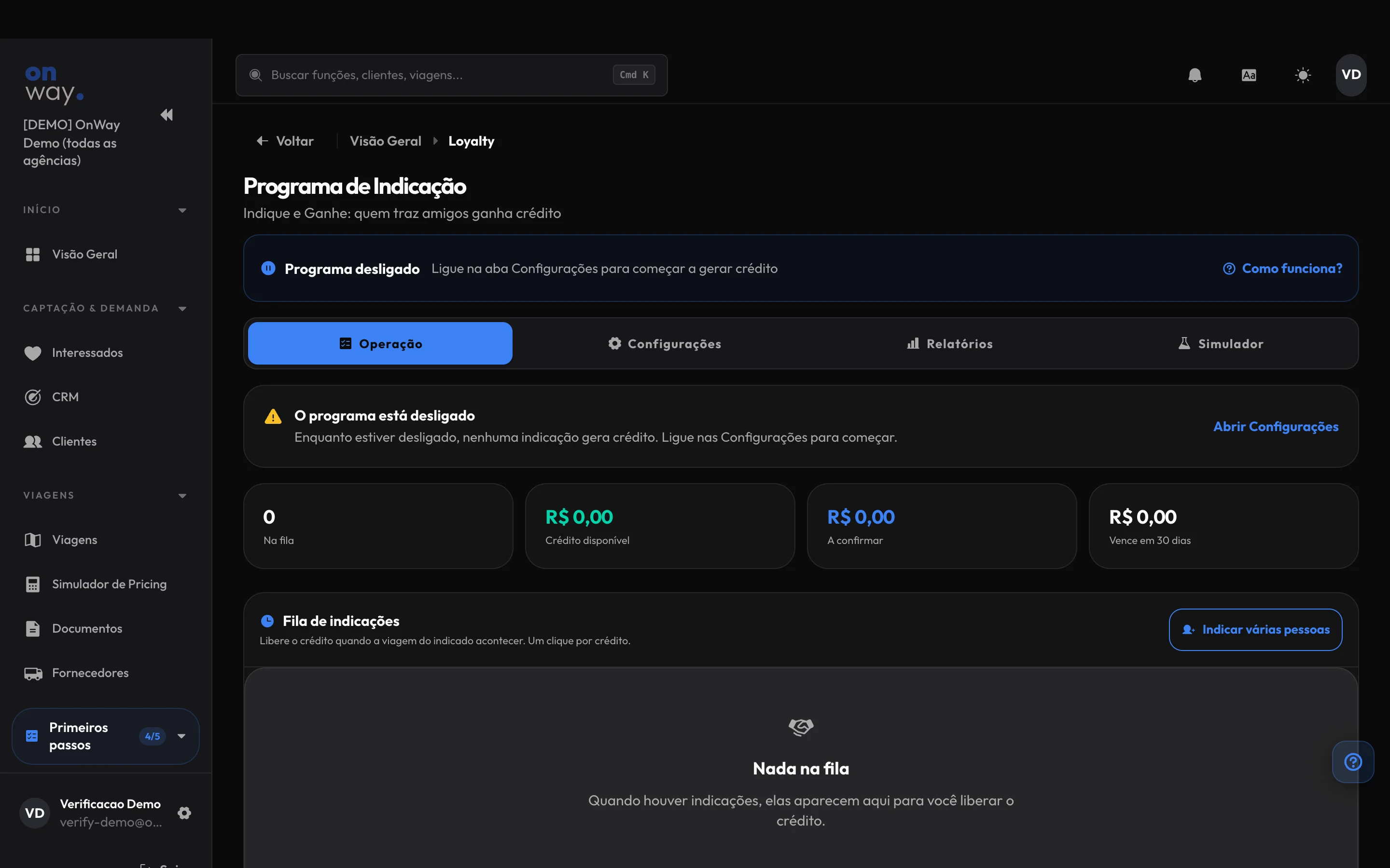 Painel do programa de indicação no OnWay com cartões de retorno do programa, receita atribuível, custo e líquido, tabela de indicações por destino com quantidade, conversão e crédito gerado, e gráfico de evolução das indicações por período